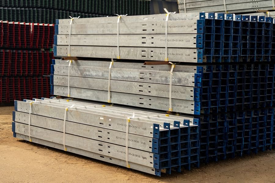 Vigas metálicas apiladas en un patio industrial